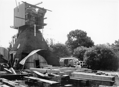 843286 Gezicht op de Hollandse wipmolen 'De Kortrijkse Molen' (Stationsweg 105) te Breukelen, tijdens de restauratie.